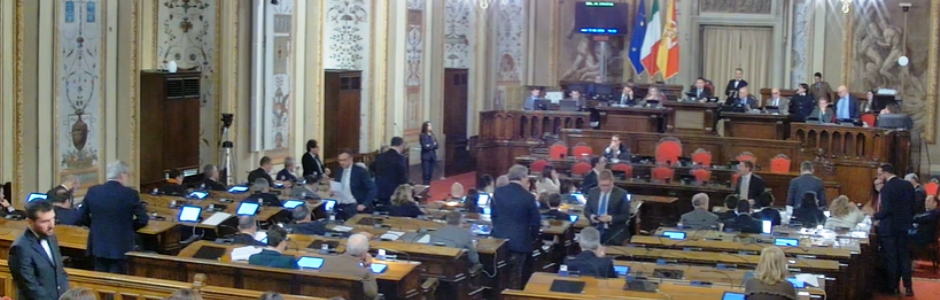 Approvata la riforma degli Enti Locali ma il voto segreto affossa il terzo mandato per i sindaci, si salvano le quote rosa