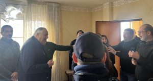 Consegnata a una nuova famiglia la casa popolare “presidiata” dello Zen 2