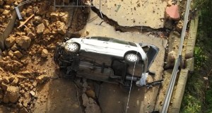 Crollata nel burrone l’auto simbolo della frana di Niscemi