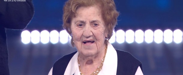 Sanremo, Gianna Pratesi emoziona l’Ariston: a 105 anni simbolo degli 80 anni dal voto alle donne