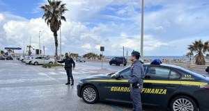 Truffa ai risparmiatori nel Trapanese, sequestro per l’ex direttrice delle poste