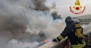 Brucia ancora l’impianto a Campofelice di Roccella, scatta l’allarme diossina nel territorio
