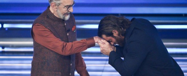 Can Yaman a Sanremo: il duetto in turco con Laura Pausini e l’abbraccio con Kabir Bedi