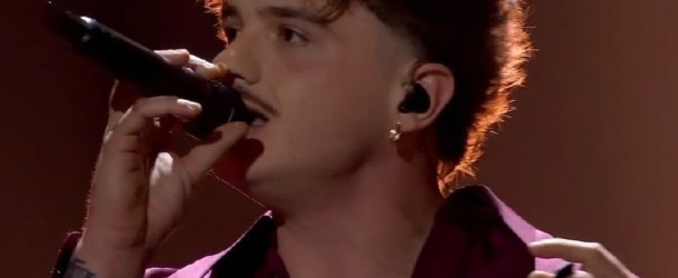 Sanremo 2026 al via: Olly torna all’Ariston con Balorda Nostalgia