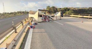 Ciclone Oriana sferza la Sicilia: paura sulla Siracusa- Catania, mezzo si ribalta