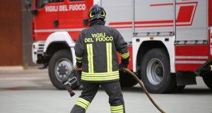 Rientra in casa in fiamme per salvare i gatti: 70enne muore nel crollo del tetto