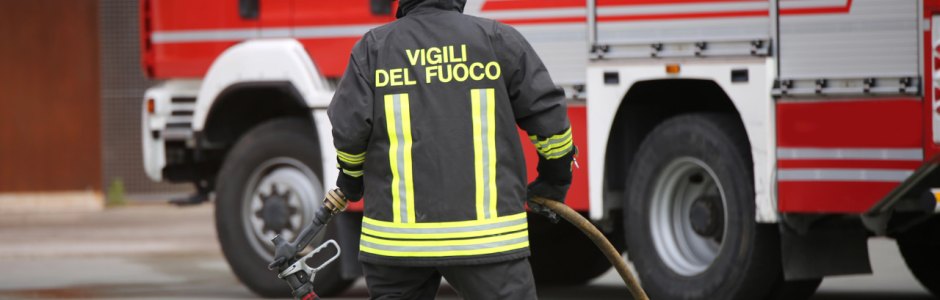 Dà fuoco a una casa e se ne va con un trolley e una birra in mano