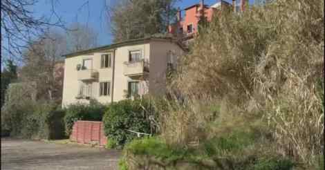 La palazzina dov'è avvenuto il crollo a Formello (Roma)
