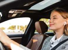 “È come usare il cellulare”: quando le cuffie Bluetooth diventano una multa