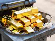 Getta la spazzatura: dentro ci sono 120 mila euro in oro