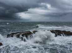 Maltempo, onde fino a 9 metri e venti di burrasca: la situazione