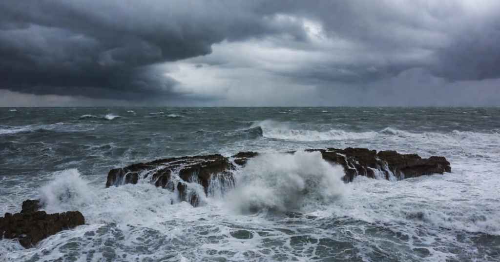 Mareggiata sul Tirreno con onde alte