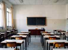 La figlia lo chiama dopo il rimprovero: entra a scuola e colpisce il professore davanti a tutti