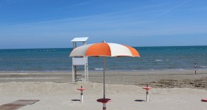 Estate in ritardo sulle spiagge ma nonostante il caro ombrellone la Sicilia resta la più economica