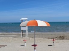 Era in congedo per assistere la madre disabile: licenziata perché fotografata al mare