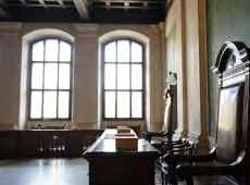 Rifiuta un diamante da 14mila euro e viene licenziata: la sentenza del giudice