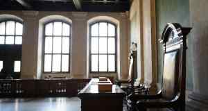 Rifiuta un diamante da 14mila euro e viene licenziata: la sentenza del giudice