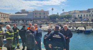 Auto in mare al porto di Ortigia: madre e figlia salvate da due passanti