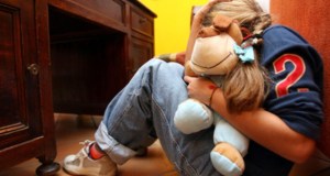 Gli abusi e i ricatti per cinque lunghi anni subiti da una ragazzina e la pena severa dei giudici