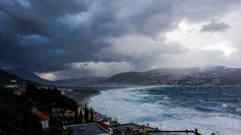 Maltempo in Italia con vento forte, neve sull’Appennino e mare agitato durante ciclone bomba