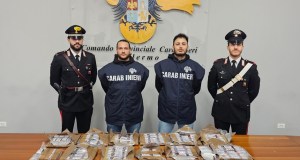 Arrestati due corrieri di droga e trovate in una scuola abbandonata armi e droga