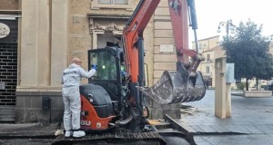 Assalto con l’escavatore a Zafferana Etnea: sradicato il bancomat della Baps