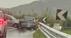 Paura sulla statale 121, nuovo scontro a Coda di Volpe, due feriti e traffico in tilt