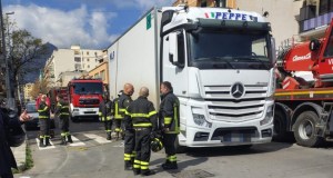 Grave incidente in via Pitrè, donna di 41 anni investita da un Tir