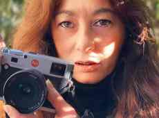 Scende dall’auto per il cane e muore travolta