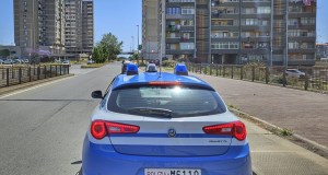 Minaccia la madre e la sorella con una mazza da baseball, arrestato giovane di 30 anni