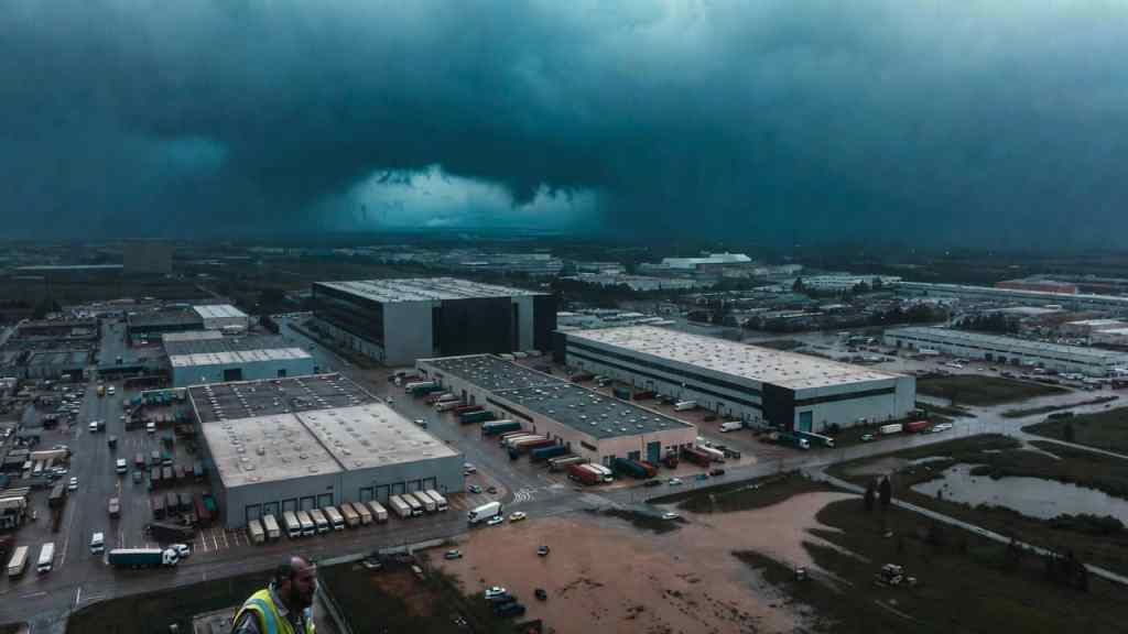 Area industriale con camion e capannoni sotto rischio di calamità naturali