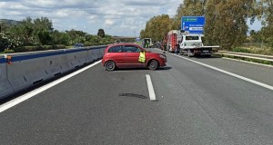 Incidente in autostrada a Priolo, scontro tra 2 auto: un ferito grave