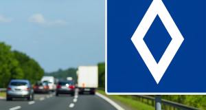 Cartello stradale con rombo bianco su sfondo blu, cosa significa e dove viene usato?