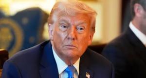 Trump minaccia l’Iran: “Potremmo prendere il controllo del suo petrolio”