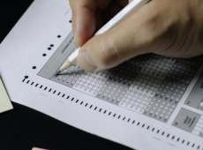 Tentano di copiare all’esame della patente con auricolari nascosti: denunciati