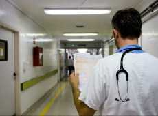 Infermiere lavorava al supermercato invece di assistere i pazienti