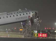 Aereo atterra a New York e colpisce un camion dei pompieri