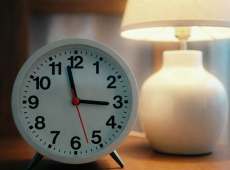 Ora legale 2026, lancette avanti nella notte tra sabato e domenica: l’ultima volta?