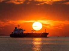 Petrolio in impennata: guerra e tagli alla produzione scuotono i mercati