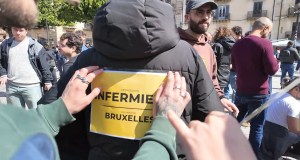 Trolley in piazza a Palermo: i giovani contro la fuga dalla Sicilia, “vogliamo restare”