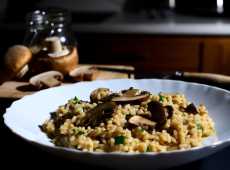 Mangia risotto ai funghi e si rompe i denti per un sasso: perde la causa