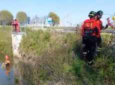 Una donna e un bambino trovati morti in un laghetto