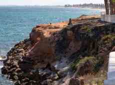 Si china per raccogliere gli occhiali e precipita dalla scogliera: morto turista di 28 anni