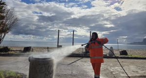 Pasqua “pulita” a Mondello, piano straordinario non solo per la Posidonia e divieti alla Favorita e in spiaggia