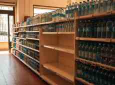 Acqua minerale, in arrivo rincari: la guerra in Iran arriva nei supermercati