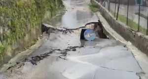 Frana una strada a Carini, famiglie isolate intervento dei vigili del fuoco