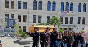 Studenti e docenti del Vittorio in lacrime per la morte della prof tanto amata