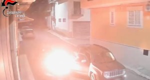 Bomba molotov contro l’auto del rivale in amore, arrestati due giovani a Palagonia