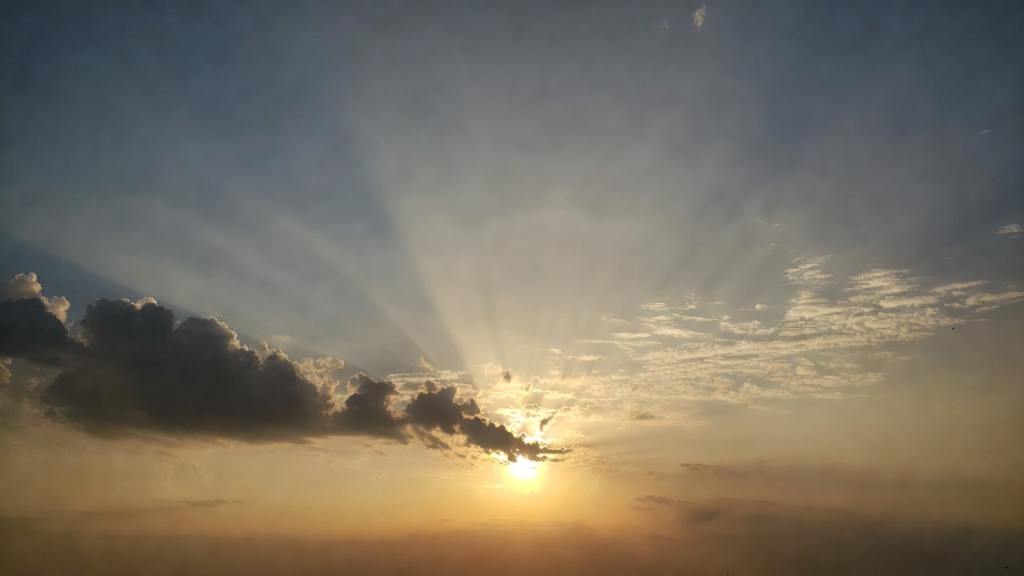 bambino sotto cielo velato con polveri sahariane e meteo instabile