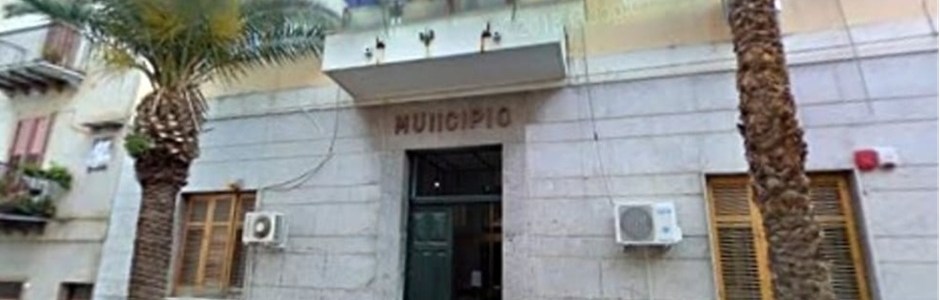 Furbetta del cartellino, assolti marito e figli che lavoravano al suo posto